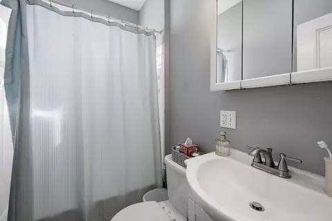 Bath - 72 Eustis St, Cambridge, MA 02140 photo 2 of 3