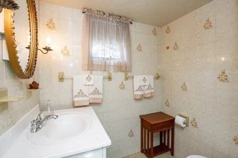 Bath - 31 Eustis St, Saugus, MA 01906 photo 1 of 4