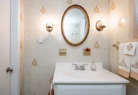 Bath - 31 Eustis St, Saugus, MA 01906 photo 2 of 4