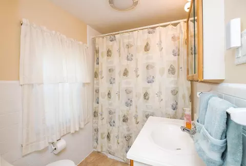 Bath - 31 Eustis St, Saugus, MA 01906 photo 4 of 4