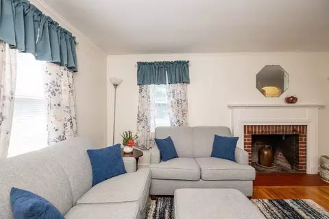 Living - 31 Eustis St, Saugus, MA 01906 photo 2 of 2