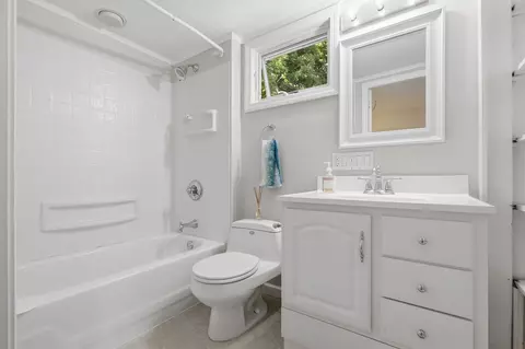 Bath - 330 Haven St, Reading, MA 01867 photo 2 of 2