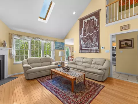 Living - 29 Coldspring Dr #B, Sutton, MA 01590 photo 2 of 4