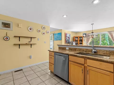 Kitchen - 29 Coldspring Dr #B, Sutton, MA 01590 photo 4 of 5