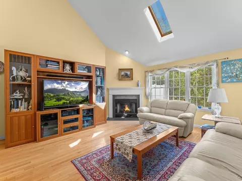 Living - 29 Coldspring Dr #B, Sutton, MA 01590 photo 3 of 4