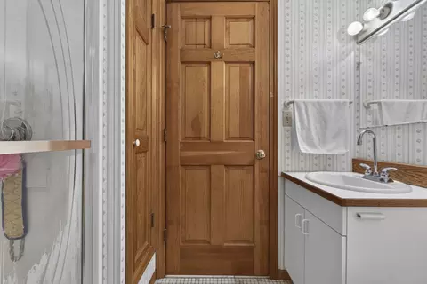 Bath - 8 Lyndale Rd, Worcester, MA 01606 photo 2 of 3