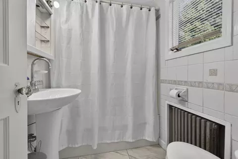 Bath - 8 Lyndale Rd, Worcester, MA 01606 photo 3 of 3