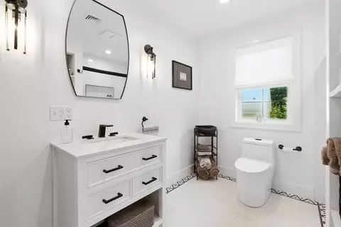 Bath - 60 Claybrook Rd, Dover, MA 02030 photo 4 of 5