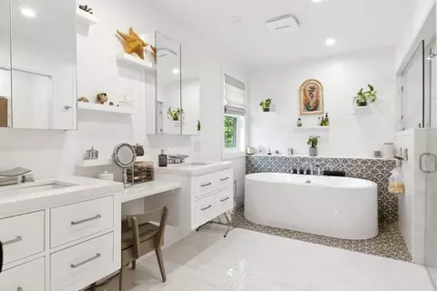 Bath - 60 Claybrook Rd, Dover, MA 02030 photo 2 of 5