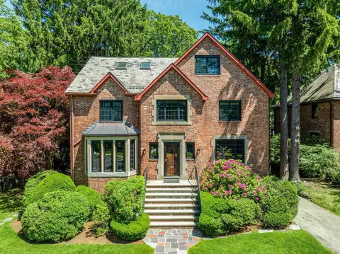 79 Woodchester Dr, Chestnut Hill, MA 02467