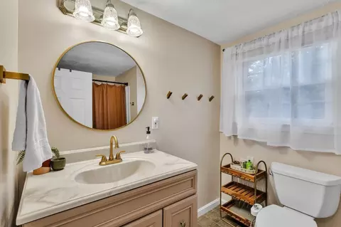 Bath - 4 Stratton Rd, Hudson, MA 01749 photo 1 of 2