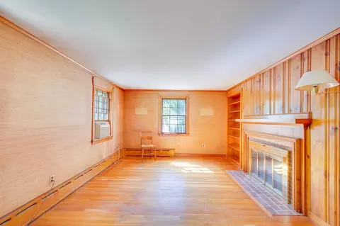 Living - 20 Tyler Rd, Beverly, MA 01915 photo 2 of 3