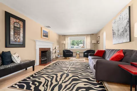 Living - 39 Robin Rd, Wakefield, MA 01880 photo 1 of 5