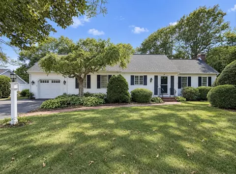 39 Spinnaker Ln, Pocasset, MA 02559