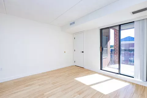 Living - 60 Rantoul St #503N, Beverly, MA 01915 photo 4 of 4