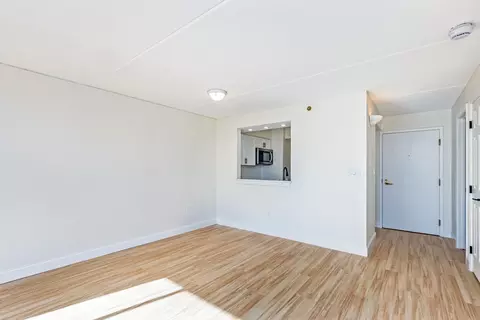 Living - 60 Rantoul St #503N, Beverly, MA 01915 photo 2 of 4