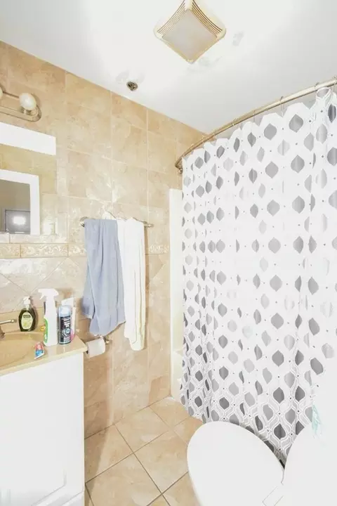 Bath - 181-187 Chestnut St, Springfield, MA 01103 photo 3 of 4