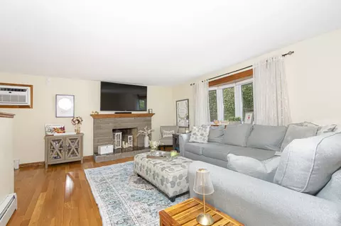 Living - 4 Carter Rd, Worcester, MA 01609 photo 3 of 10