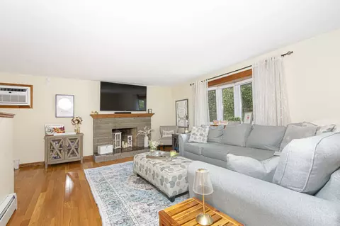 Living - 4 Carter Rd, Worcester, MA 01609 photo 7 of 10