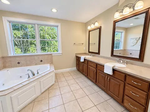 Bath - 3 Dairy Dr, Upton, MA 01568 photo 3 of 5