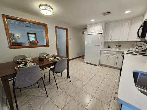 Kitchen - 11 Tuttle Ln, Saugus, MA 01906 photo 2 of 4