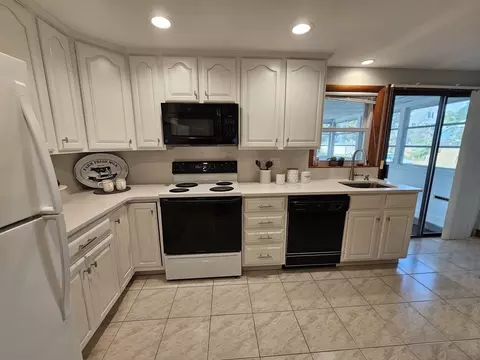 Kitchen - 11 Tuttle Ln, Saugus, MA 01906 photo 3 of 4