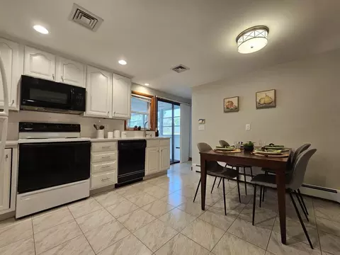 Kitchen - 11 Tuttle Ln, Saugus, MA 01906 photo 4 of 4