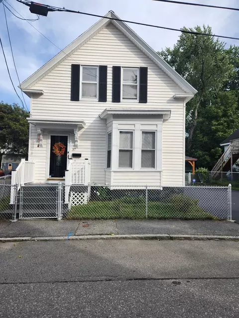 37 Barclay St, Lowell, MA 01851