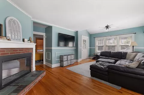 Living - 22 Oneida, Worcester, MA 01606 photo 1 of 1