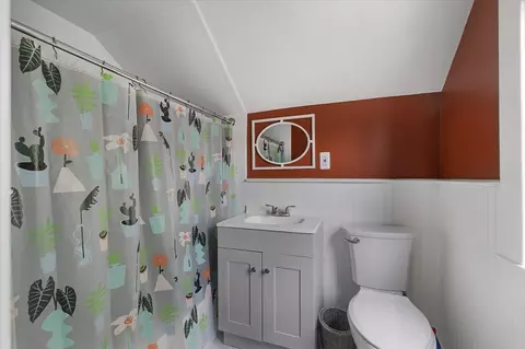 Bath - 22 Oneida, Worcester, MA 01606 photo 1 of 1