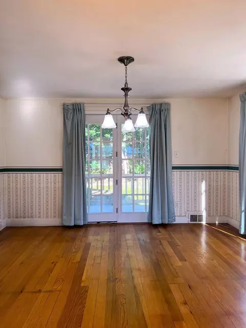 Dining - 109 Pilgrim, Springfield, MA 01118 photo 2 of 3