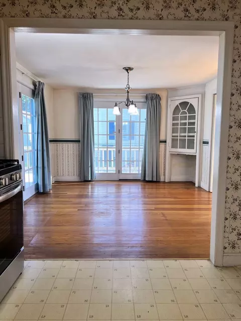 Dining - 109 Pilgrim, Springfield, MA 01118 photo 1 of 3