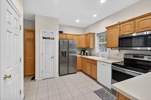 Kitchen - 1 Knowlton Cir #1, Upton, MA 01568 photo 1 of 2