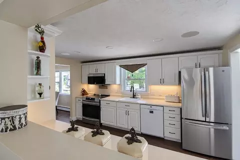Kitchen - 4 Temi Rd, Chelmsford, MA 01824 photo 2 of 6