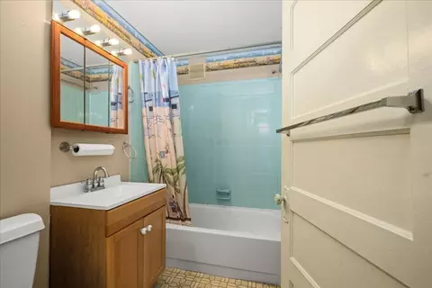 Bath - 6 Chatham Pl #8, Worcester, MA 01609 photo 1 of 1