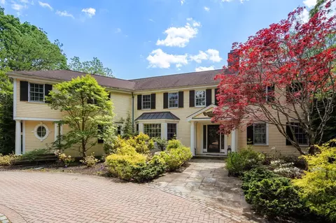 90 Suffolk Rd, Chestnut Hill, MA 02467