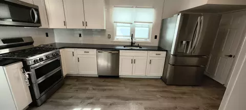 Kitchen - 20 Pleasant Vw, Everett, MA 02149 photo 2 of 3