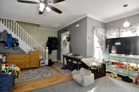 Entry Way - 35 Thayer Ave, Springfield, MA 01108 photo 2 of 8