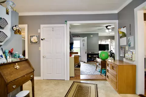 Entry Way - 35 Thayer Ave, Springfield, MA 01108 photo 4 of 8