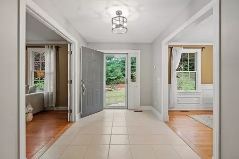 Entry Way - 91 Hartness Rd, Sutton, MA 01590 photo 2 of 3