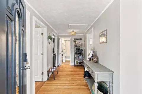 Entry Way - 15 Summer St, Wareham, MA 02571 photo 1 of 2