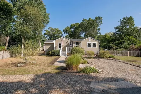 Exterior - 15 Summer St, Wareham, MA 02571 photo 1 of 14
