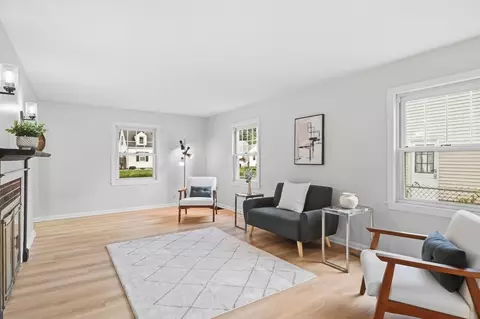 Living - 48 Dana St, Springfield, MA 01104 photo 2 of 3