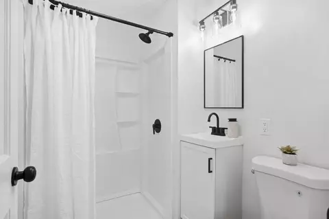Bath - 48 Dana St, Springfield, MA 01104 photo 1 of 2