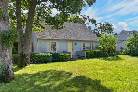 234 County Rd, Oak Bluffs, MA 02557