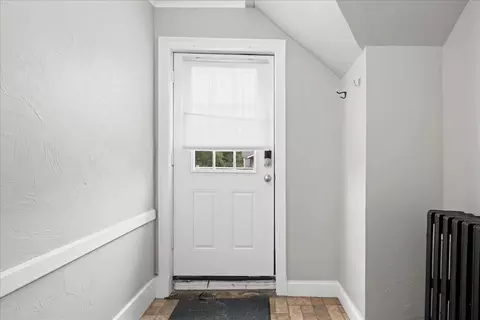Entry Way - 36 Cedar St, Worcester, MA 01609 photo 2 of 3
