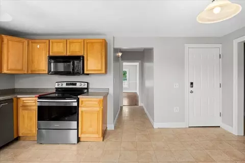 Entry Way - 36 Cedar St, Worcester, MA 01609 photo 1 of 3