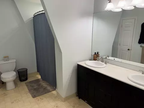 Bath - 121 Copperfield Rd, Worcester, MA 01602 photo 2 of 3