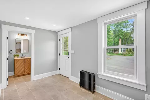 Entry Way - 148 Center St, Ashburnham, MA 01430 photo 3 of 5