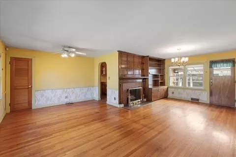 Living - 4 Oakhurst Rd, Beverly, MA 01915 photo 2 of 4